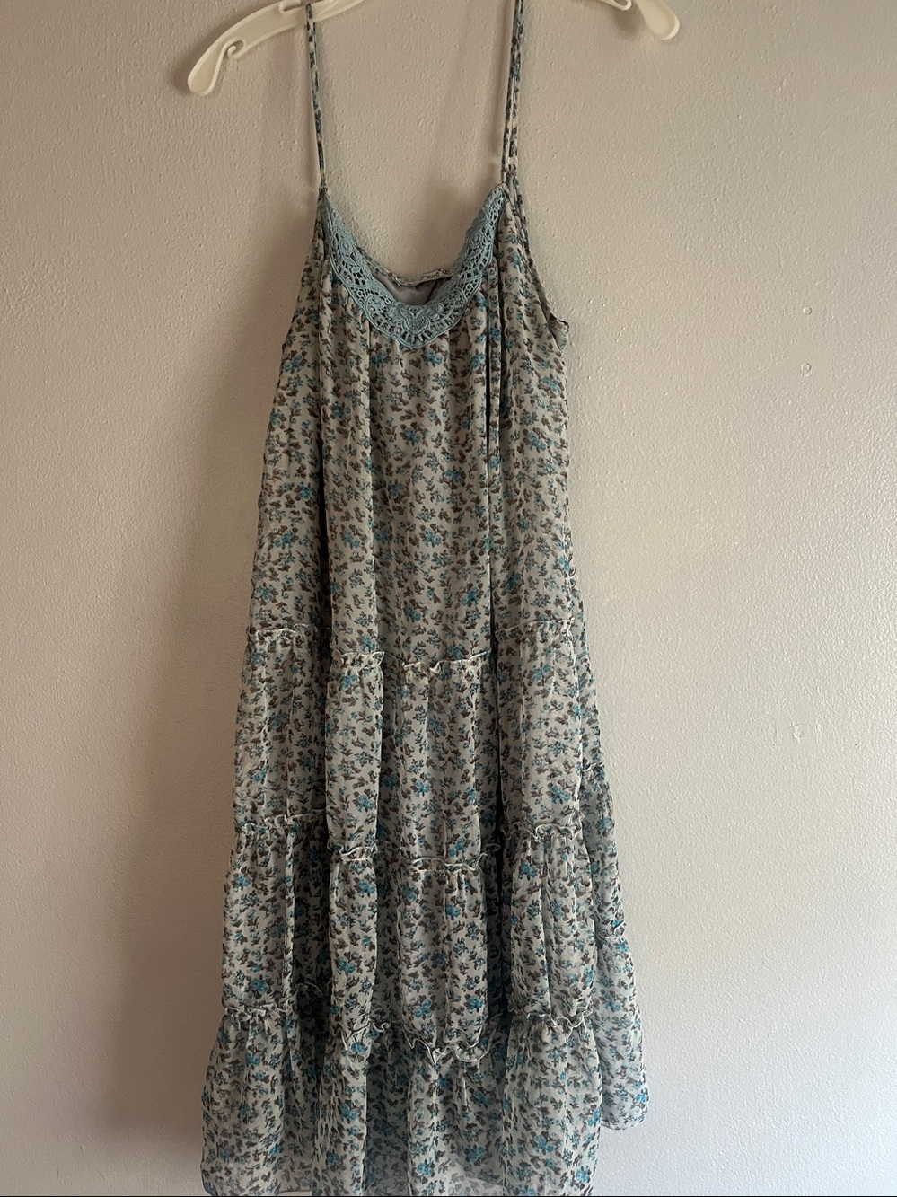 Look Close at the colors. Amazing Vintage Blue Floral w/ Ruffle Bottom